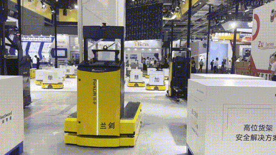 全向前移叉車(chē)AMR在2米窄巷道內進(jìn)行地面搬運作業(yè).gif