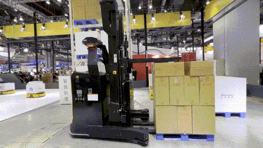 配備抱夾機構的高位前移叉車(chē)AMR.gif