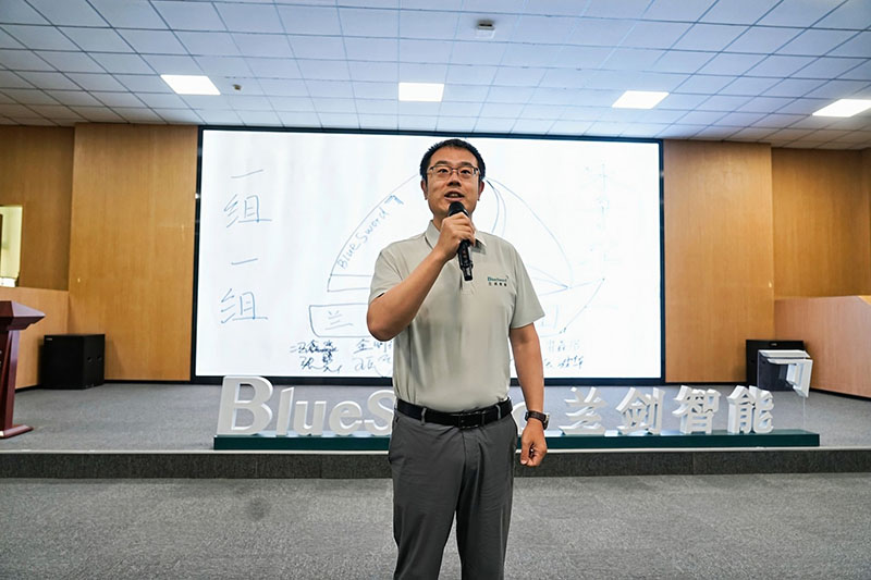 高級副總裁張貽弓寄語(yǔ)管培生.jpg